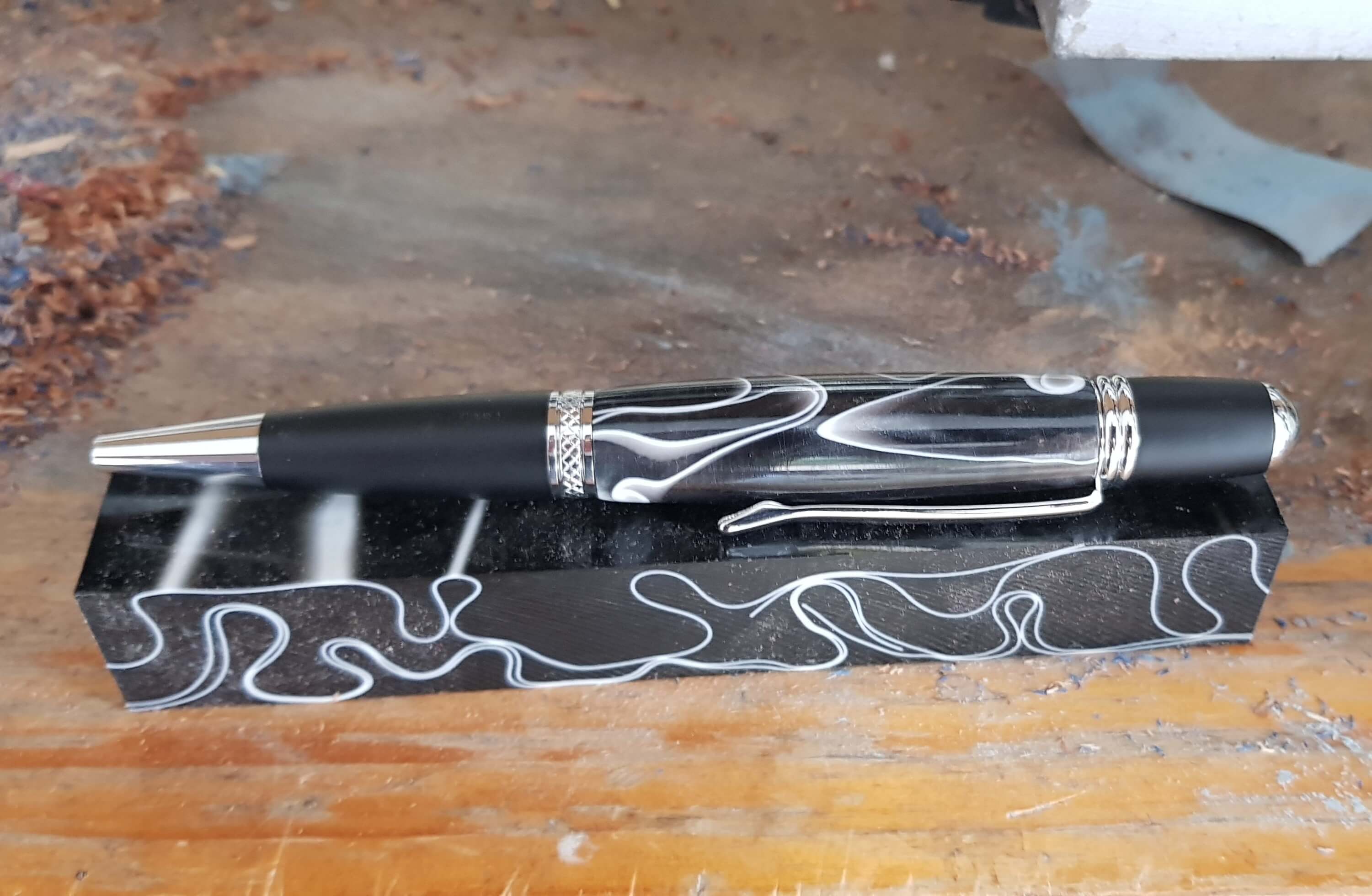 Black & White Sierra Twist Pen